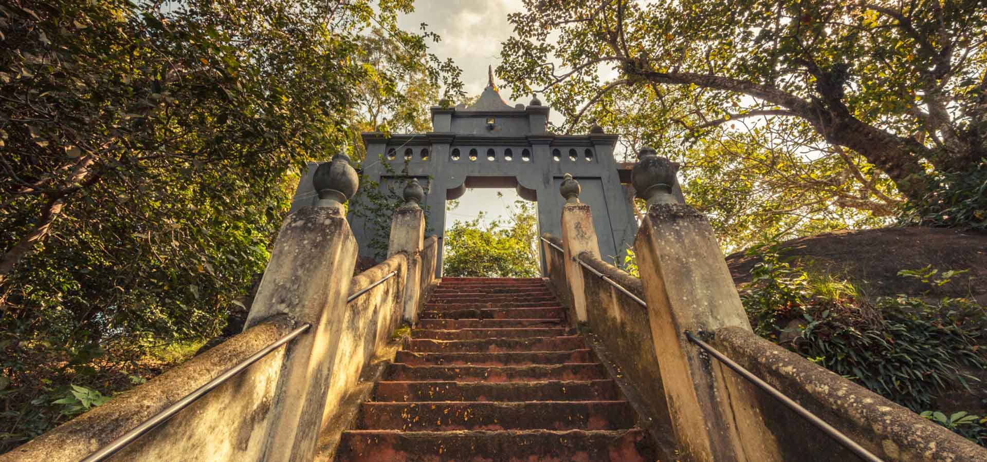 MULKIRIGALA-ROCK-TEMPLE